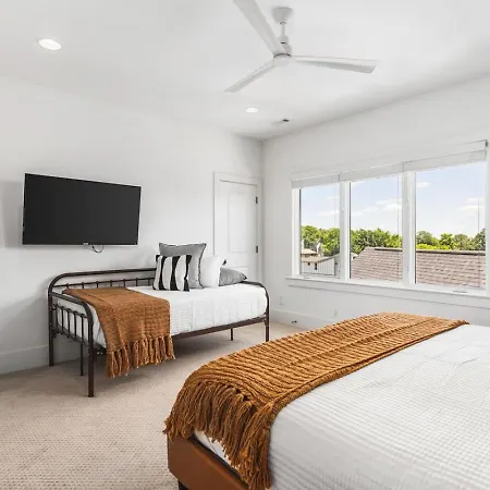 Two Neighboring Homes Sleeps 24 Walk To 12 South *
