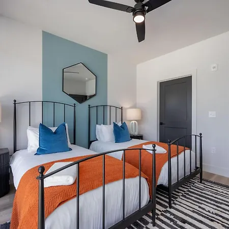 Chorus - Odyssey - Pool & Gym - Walk To Vanderbilt Holiday home *