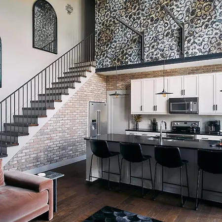 Stylish 2 Penthouse Walk To Shopping, Food, 1 Of 7 Themed Lofts At Cowrite, Find Coffee And Tacos Downstairs, Complimentary Spin Class, Walk To Shopping In 12 South, 10 Minutes To Broadway, Parking, 24 Hr Hospitality Apartment