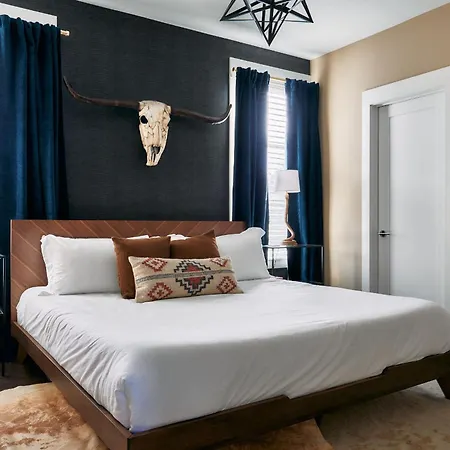 Soaring Ceilings & King Beds Overlooking Courtyard, 1 Of 7 Themed Lofts At Cowrite, Find Coffee And Tacos Downstairs, Complimentary Spin Class, Walk To Shopping In 12 South, 10 Minutes To Broadway, Parking, 24 Hr Hospitality *