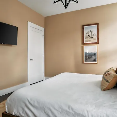 Soaring Ceilings & King Beds Overlooking Courtyard, 1 Of 7 Themed Lofts At Cowrite, Find Coffee And Tacos Downstairs, Complimentary Spin Class, Walk To Shopping In 12 South, 10 Minutes To Broadway, Parking, 24 Hr Hospitality *