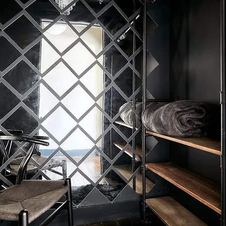 Stylish 2 Penthouse Walk To Shopping, Food, 1 Of 7 Themed Lofts At Cowrite, Find Coffee And Tacos Downstairs, Complimentary Spin Class, Walk To Shopping In 12 South, 10 Minutes To Broadway, Parking, 24 Hr Hospitality *