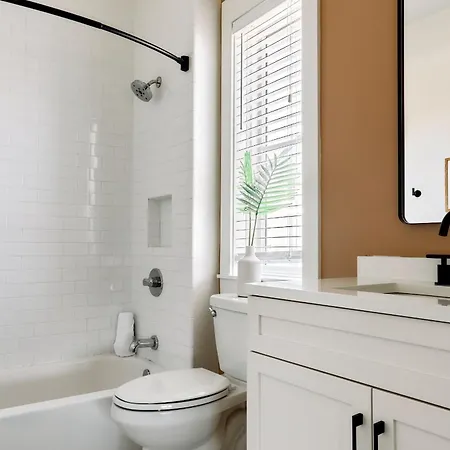 Penthouse In 12 South With Balcony, Near Broadway! Apartment