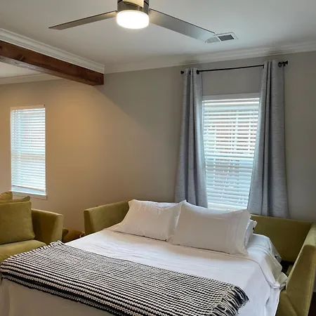 The Jefferson Weekend Haven Prime Location Apartment