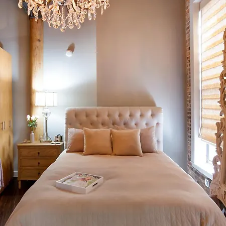Taylor Apartment *