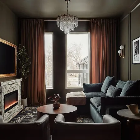 Holiday home Dreamy With Fireplace, Rooftop, Gym, Parking, Sleeps 5 With King Bed, Sleeper Sofa, Hidden Bunk, Shared Rooftop And Gym, Free Dedicated Parking, Minutes To Broadway, Five Points & Grand Ole Opry, 24 Hr Hospitality