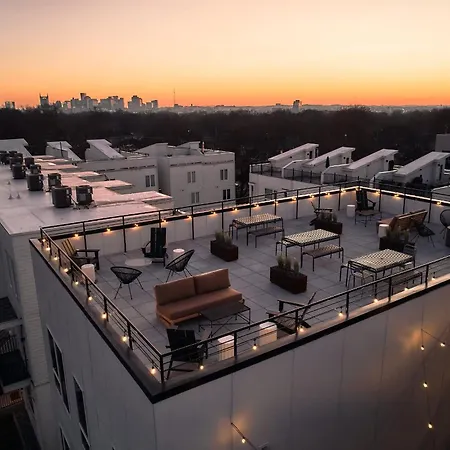 Dreamy With Fireplace, Rooftop, Gym, Parking, Sleeps 5 With King Bed, Sleeper Sofa, Hidden Bunk, Shared Rooftop And Gym, Free Dedicated Parking, Minutes To Broadway, Five Points & Grand Ole Opry, 24 Hr Hospitality Nashville