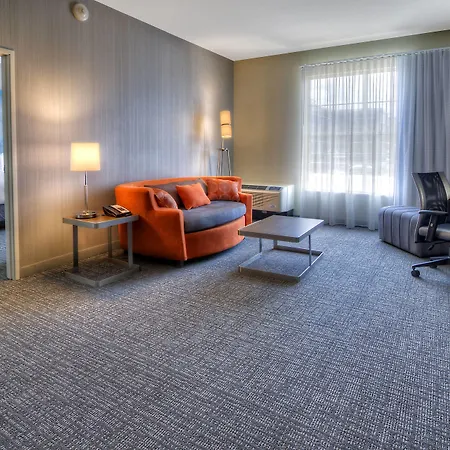 Courtyard By Marriott Hills 3*