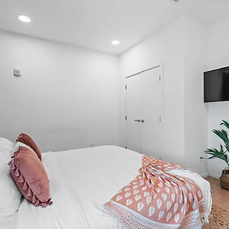 Luxury 2-bd, 2-bth Downtown Riverfront, Park Free Holiday home *