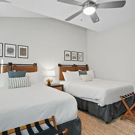 Holiday home 3br And 3ba 5 Min Dt Firepit Patio And Sleeps 10 Nashville