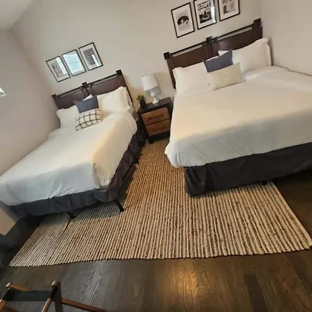 3br And 3ba 5 Min Dt Firepit Patio And Sleeps 10 Holiday home Nashville
