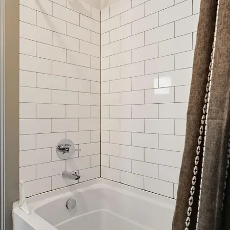 3br And 3ba 5 Min Dt Firepit Patio And Sleeps 10 *