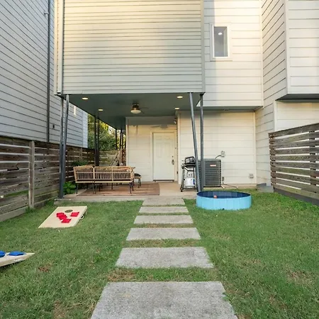 3br And 3ba 5 Min Dt Firepit Patio And Sleeps 10 *