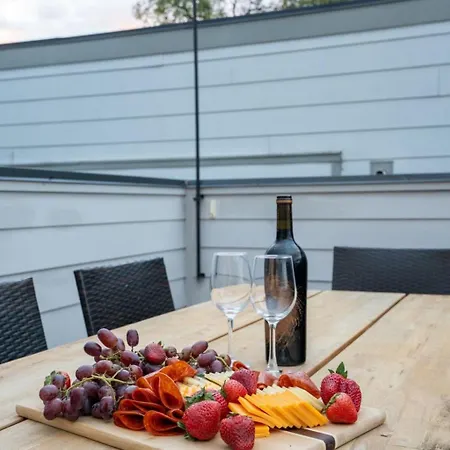 3br And 3ba 5 Min Dt Firepit Patio And Sleeps 10 * Nashville