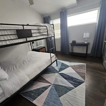 3br And 3ba 5 Min Dt Firepit Patio And Sleeps 10 *