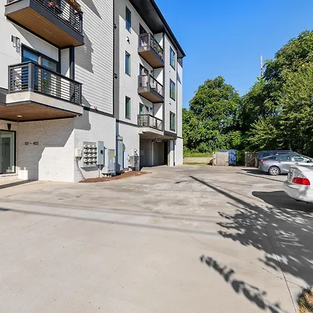 Apartment Only 4 Miles To Broadway With Free Parking And Tvs In Bedrooms