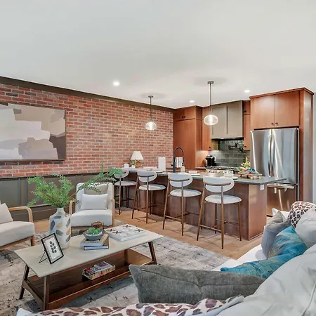 Holiday home New Bright Modern Townhome With Rooftop & Garage *