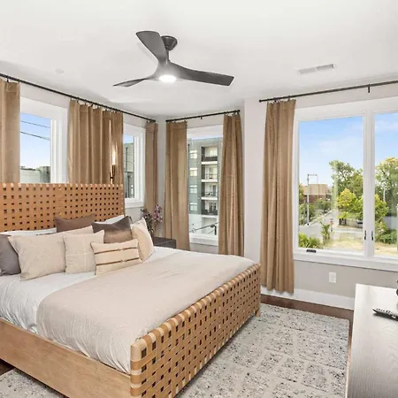 Holiday home 2 Adjacent Luxury Homes Rooftop Decks & Game *