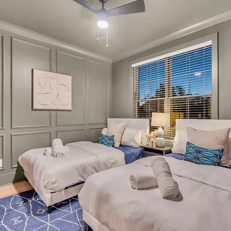 Holiday home New 2 Luxe Townhomes With Rooftops Sleeps 24