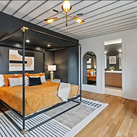 Holiday home 2 Homes With Rooftops & Views Nashville