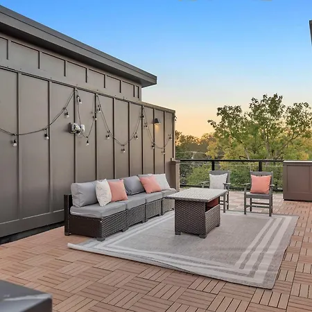 New Bright Modern Townhome With Rooftop & Garage Holiday home