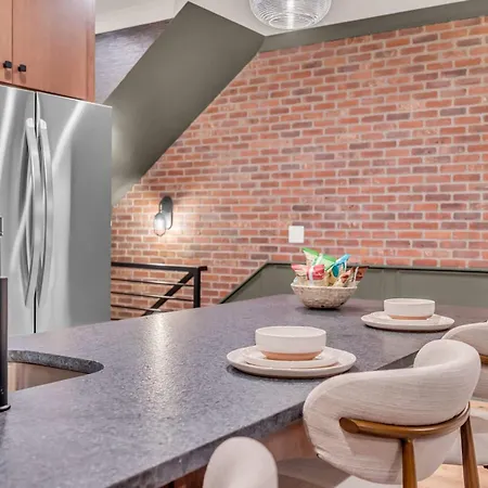 New Music Loft-style With Rooftop Views Holiday home