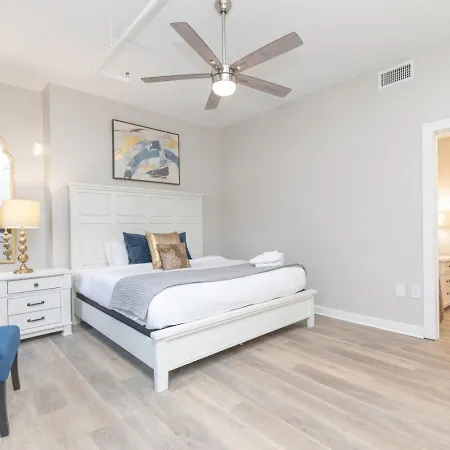 Luxurious Downtown 2 Bedroom 2 Bath With Views 1m *