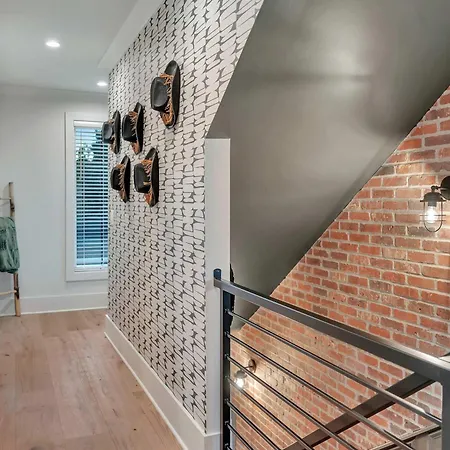 New Bright Modern Townhome With Rooftop & Garage