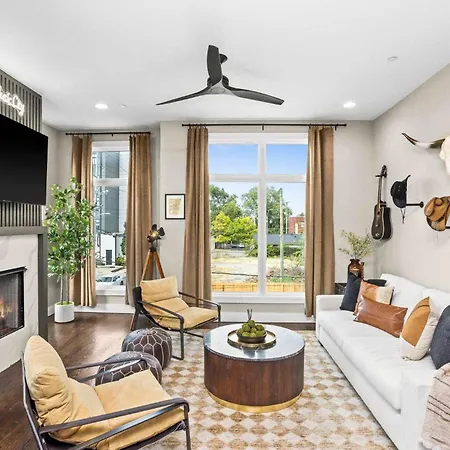Holiday home 2 Adjacent Luxury Homes Rooftop Decks & Game