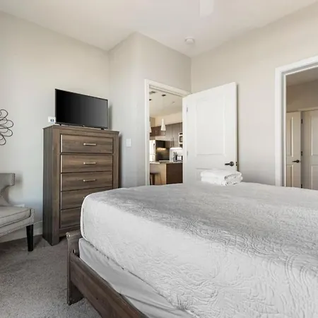 Luxurious Downtown Corner Views 2 Bed 2bath 61 Holiday home