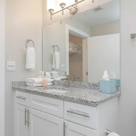 Luxurious Downtown 2 Bedroom 2 Bath With Views 1m Holiday home *