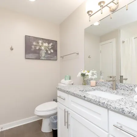 Luxurious Downtown 2 Bedroom 2 Bath With Views 1m Holiday home *
