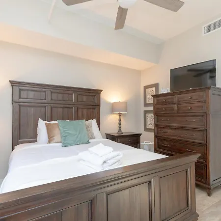Luxurious Downtown 2 Bedroom 2 Bath With Views 1m