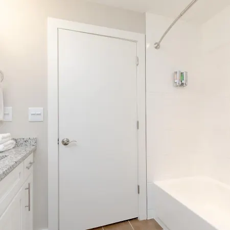 Luxurious Downtown 2 Bedroom 2 Bath With Views 1m Holiday home *