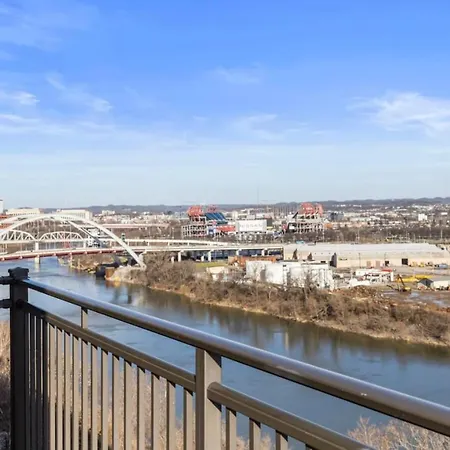 Luxurious Downtown Corner Views 2 Bed 2bath 61 Holiday home *