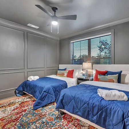 New Bright Modern Townhome With Rooftop & Garage Holiday home