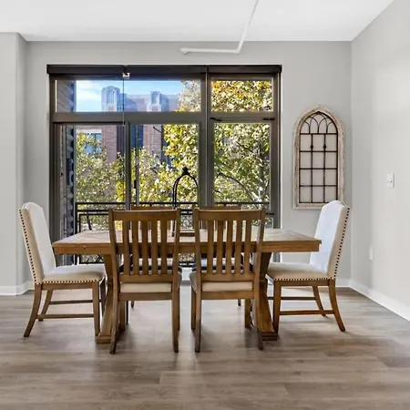 Luxurious Downtown-2 Bed 2 Bath Corner 2m Holiday home Nashville