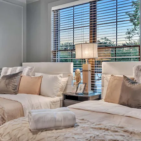 Holiday home New 2 Luxe Townhomes With Rooftops Sleeps 24