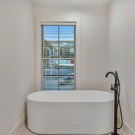 New 2 Luxe Townhomes With Rooftops Sleeps 24 *