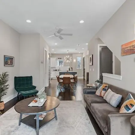 Chic Near Downtown Sleeps 14 * Nashville