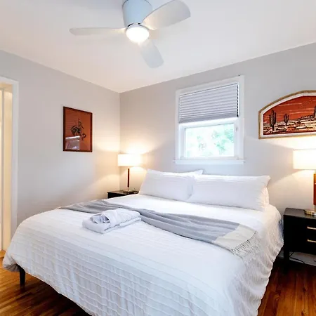 Casa Azul King Beds Close To Broadway Hot Tub Holiday home Nashville