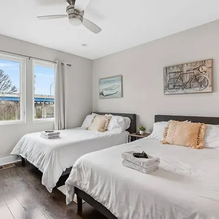Chic Near Downtown Sleeps 14 Holiday home Nashville