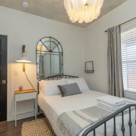 Broadway Breeze Escape Modern Comfort *