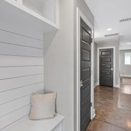 Chic Near Downtown Sleeps 14 Holiday home