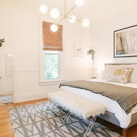 Historic Gem 4 Bedroom With Pool, Walk To All Hotspots Holiday home Nashville