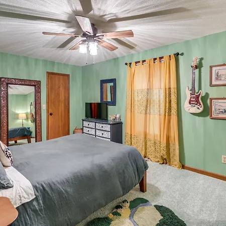Music-themed Family Home! 13 Mi To Dtwn Holiday home