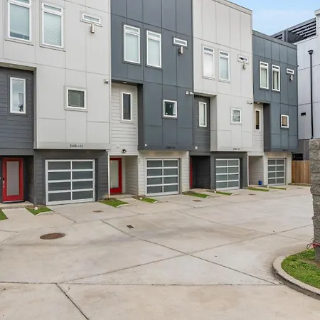 Holiday home Chic Near Downtown Sleeps 14
