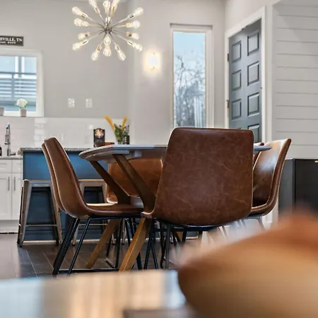 Chic Near Downtown Sleeps 14 Nashville