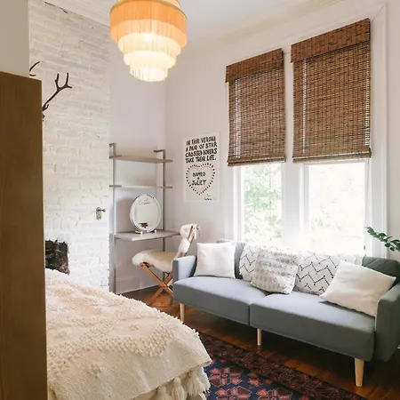 Historic Gem 4 Bedroom With Pool, Walk To All Hotspots Holiday home Nashville