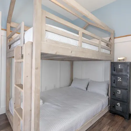 Broadway Breeze Escape Modern Comfort Holiday home *